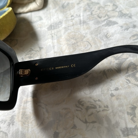 GUCCI Oversize Square Shiny Black Frame W/Black Glitter Arms Sunglasses $505 - Picture 7 of 10